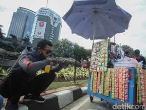 Berkah PKL di Tengah Demo