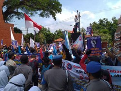 Pengamanan Humanis, Demo Buruh Tolak Omnibus Law di Mojokerto Kondusif