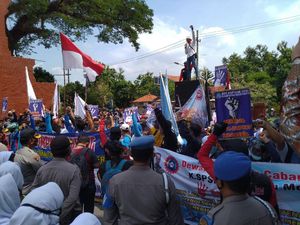 Pengamanan Humanis, Demo Buruh Tolak Omnibus Law di Mojokerto Kondusif Pengamanan Humanis, Demo Buruh Tolak Omnibus Law di Mojokerto Kondusif