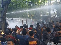 Demo Omnibus Law di Banyuwangi Ricuh, Sejumlah Pendemo Diamankan