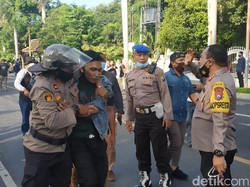 Polisi Amankan 11 Pendemo Tolak Omnibus Law di Banyuwangi