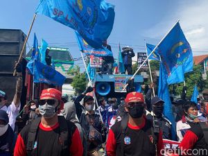 Ratusan Buruh Tuntut Pemprov Jatim Tegas Tolak Omnibus Law