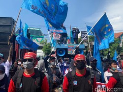 Ratusan Buruh Tuntut Pemprov Jatim Tegas Tolak Omnibus Law