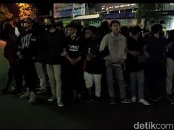 Pertanyakan Teman yang Ditangkap, Pendemo Masih Bertahan di DPRD Jember