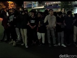 Pertanyakan Teman yang Ditangkap, Pendemo Masih Bertahan di DPRD Jember