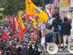 Ratusan Mahasiswa Jember Kembali Demo Tolak Omnibus Law