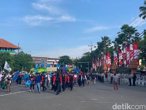 Demo Buruh Tolak Omnibus Law Bubar Usai DPRD Jatim Gelar Audiensi
