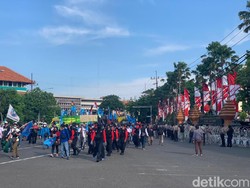 Demo Buruh Tolak Omnibus Law Bubar Usai DPRD Jatim Gelar Audiensi