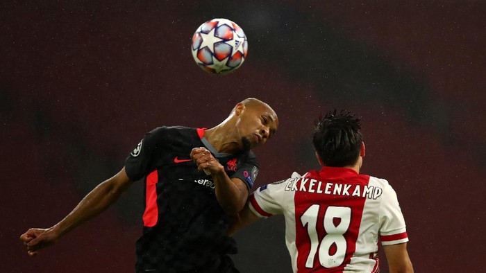 AMSTERDAM, NETHERLANDS - OCTOBER 21: Fabinho of Liverpool jumps for the ball with Jurgen Ekkelenkamp of Ajax during the UEFA Champions League Group D stage match between Ajax Amsterdam and Liverpool FC at Johan Cruijff Arena on October 21, 2020 in Amsterdam, Netherlands. (Photo by Dean Mouhtaropoulos/Getty Images)