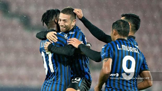 Atalanta's players celebrate after Atalanta's Argentine midfielder Alejandro Gomez (Papu Gomez) (C) scored a goal during the UEFA Champions League group D football match FC Midtjylland v Atalanta in Herning, Denmark on October 21, 2020. (Photo by Henning Bagger / Ritzau Scanpix / AFP) / Denmark OUT