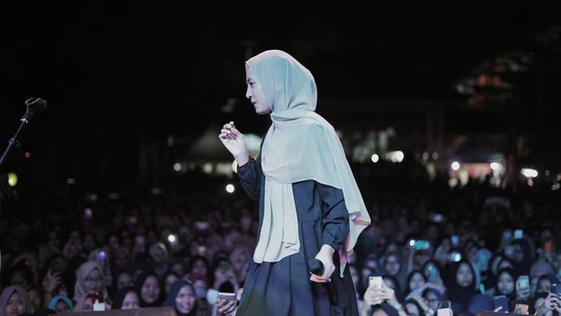 Feby Putri/Sumber: Instagram.com/fbyputrinc Gaya hijab feby putru yang cantik