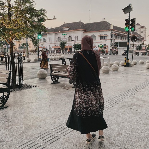 Feby Putri/Sumber: Instagram.com/fbyputrinc Feby putri kenakan long dress dan pashmina coklat