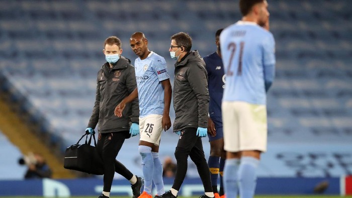 MANCHESTER, ENGLAND - OCTOBER 21: Fernandinho of Manchester City walks off the pitch during the UEFA Champions League Group C stage match between Manchester City and FC Porto at Etihad Stadium on October 21, 2020 in Manchester, England. Sporting stadiums around the UK remain under strict restrictions due to the Coronavirus Pandemic as Government social distancing laws prohibit fans inside venues resulting in games being played behind closed doors. (Photo by Martin Rickett - Pool/Getty Images)