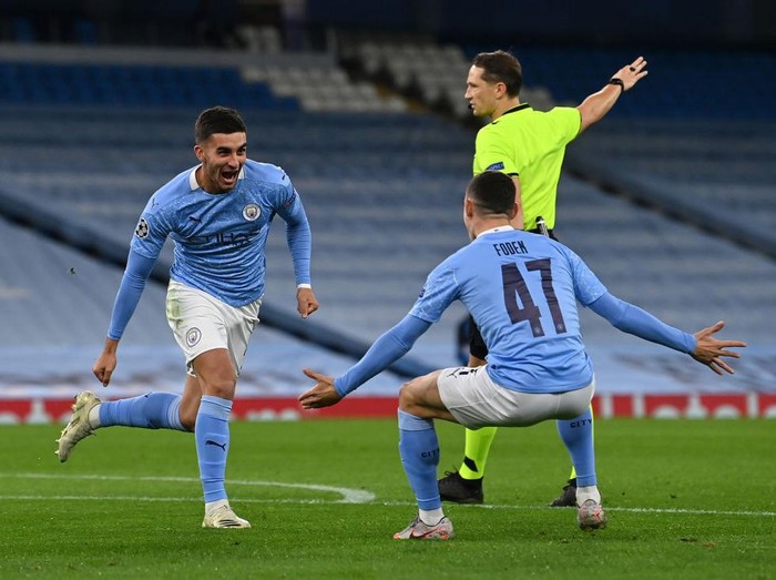 MANCHESTER, ENGLAND - OCTOBER 21: Ferran Torres of Manchester City celebrates with teammate Phil Foden after scoring his sides third goal during the UEFA Champions League Group C stage match between Manchester City and FC Porto at Etihad Stadium on October 21, 2020 in Manchester, England. Sporting stadiums around the UK remain under strict restrictions due to the Coronavirus Pandemic as Government social distancing laws prohibit fans inside venues resulting in games being played behind closed doors. (Photo by Paul Ellis - Pool/Getty Images)
