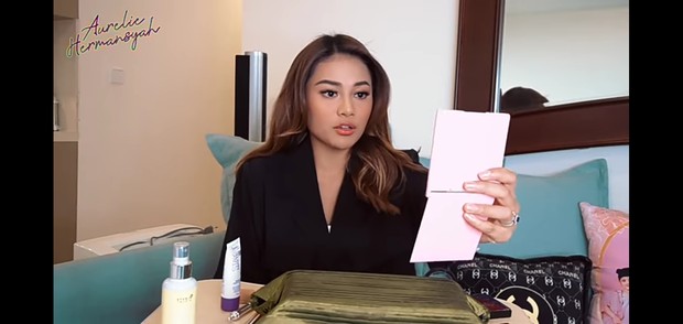 Aurel cobain bedak seharga Rp1,3 juta.