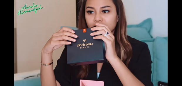 Aurel cobain bedak seharga Rp1,3 juta.