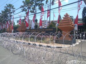 Gedung DPRD Jatim Dipasang Kawat Berduri Jelang Demo Omnibus Law
