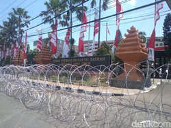 Gedung DPRD Jatim Dipasang Kawat Berduri Jelang Demo Omnibus Law