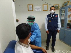 Ridwan Kamil Cek Puskesmas Tapos Depok Lokasi Vaksinasi COVID-19
