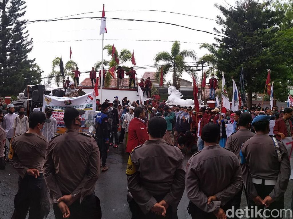Peringatan Hari Santri Diwarnai Aksi Demo Turunkan Ketua DPRD Kuningan