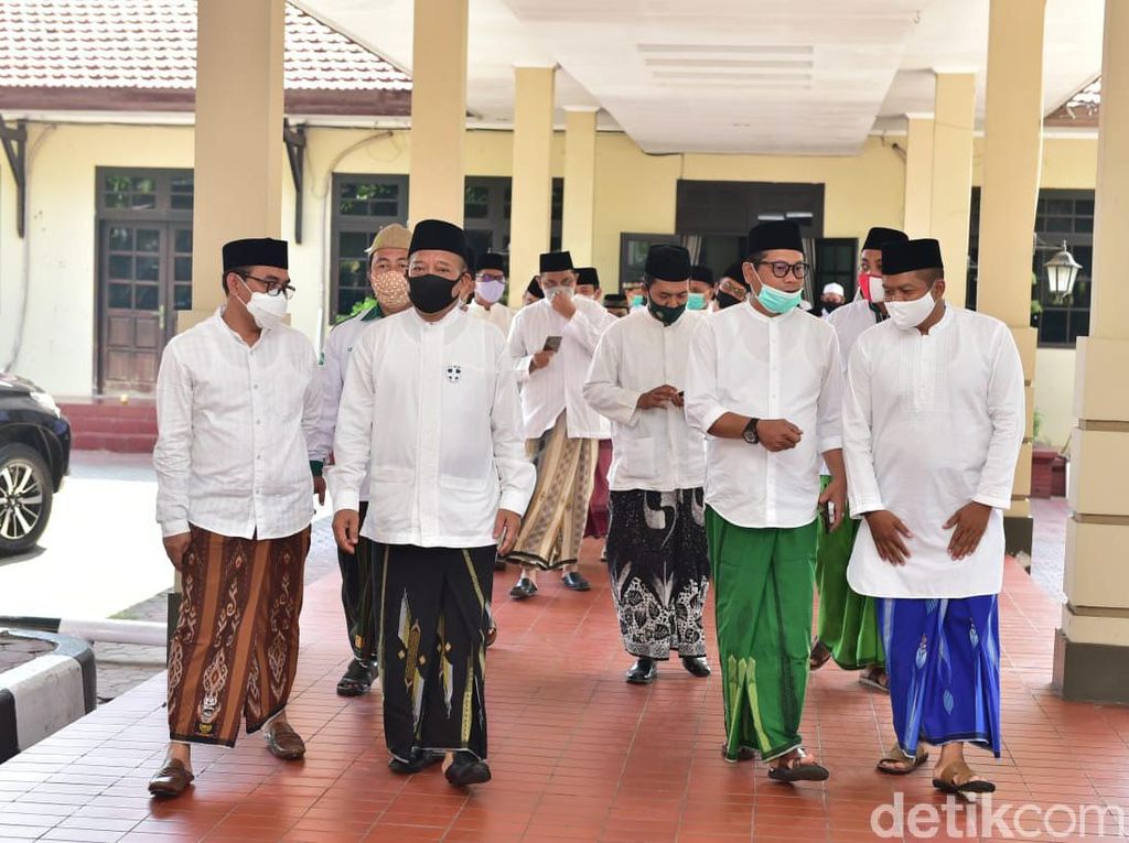 ASN Pemkab Lamongan Pakai Sarung dan Busana Muslim di Hari Santri ASN Pemkab Lamongan Pakai Sarung dan Busana Muslim di Hari Santri