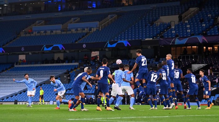 MANCHESTER, ENGLAND - OCTOBER 21: Ilkay Guendogan of Manchester City scores his teams second goal during the UEFA Champions League Group C stage match between Manchester City and FC Porto at Etihad Stadium on October 21, 2020 in Manchester, England. Sporting stadiums around the UK remain under strict restrictions due to the Coronavirus Pandemic as Government social distancing laws prohibit fans inside venues resulting in games being played behind closed doors. (Photo by Laurence Griffiths/Getty Images)