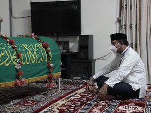 Ipong Berbela Sungkawa Atas Meninggalnya KH Abdullah Syukri Zarkasyi Ipong Berbela Sungkawa Atas Meninggalnya KH Abdullah Syukri Zarkasyi