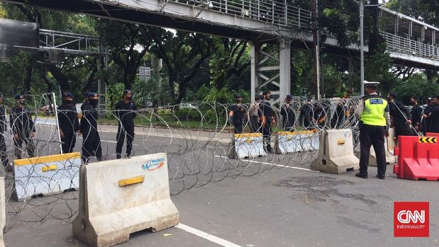 Polisi menutup jalan jelang unjuk rasa di Patung Kuda Arjuna Wiwaha saat aksi unjuk rasa tolak UU Omnibus Law, di kawasan Medan Merdeka Barat, Jakarta, Kamis (22/10).