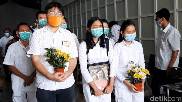 Jenazah Yulia yang Tewas Terbakar dalam Mobil Dimakamkan