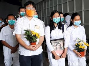 Jenazah Yulia yang Tewas Terbakar dalam Mobil Dimakamkan Jenazah Yulia yang Tewas Terbakar dalam Mobil Dimakamkan