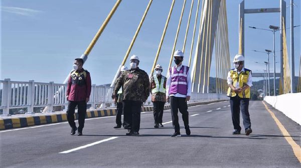 Momen Jokowi Resmikan Jembatan Teluk Kendari