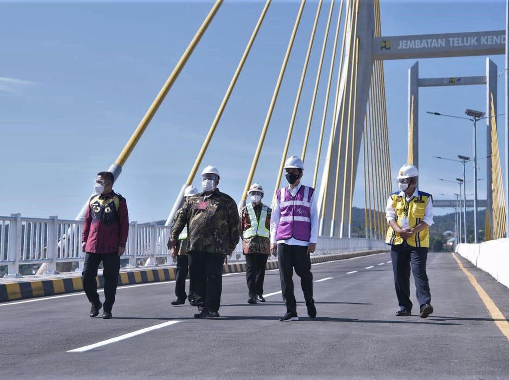 Momen Jokowi Resmikan Jembatan Teluk Kendari