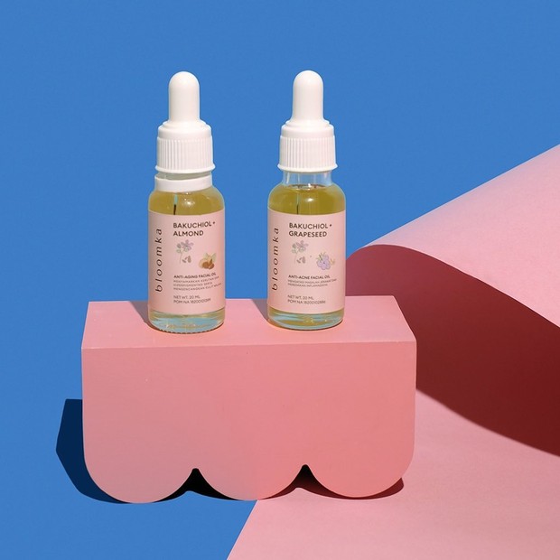 Bakuchiol dalam kandungan skincare yang membantu melawan penuaan pada kulit wajah.