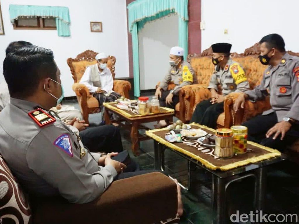 Polisi Probolinggo Ajak Santri Jihad Lawan COVID-19 Polisi Probolinggo Ajak Santri Jihad Lawan COVID-19