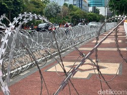 Ribuan Buruh Jatim Kembali Turun ke Jalan Tolak Omnibus Law di Surabaya