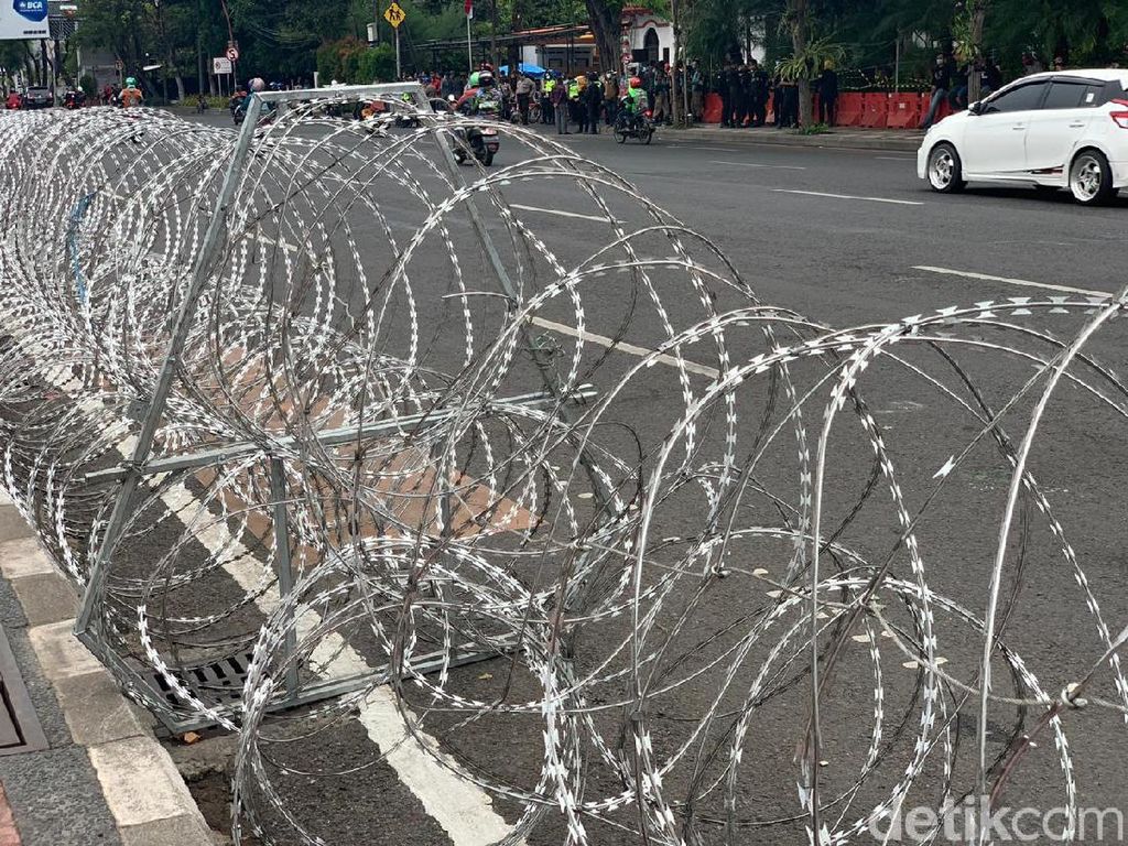 Demo Omnibus Law di Surabaya Kembali Digelar, Massa Diprediksi 15 Ribu Buruh Demo Omnibus Law di Surabaya Kembali Digelar, Massa Diprediksi 15 Ribu Buruh