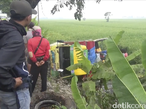 Video Truk Tergelincir Saat Hujan, Nyemplung ke Sawah