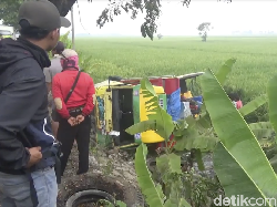 Video Truk Tergelincir Saat Hujan, Nyemplung ke Sawah
