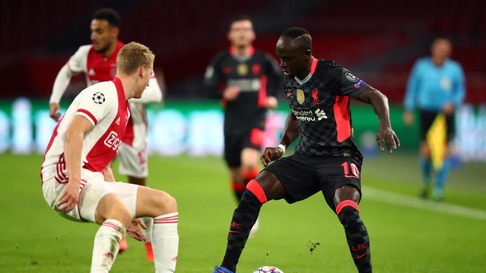 AMSTERDAM, NETHERLANDS - OCTOBER 21: Perr Schuurs of Ajax battles for possession with Sadio Mane of Liverpool during the UEFA Champions League Group D stage match between Ajax Amsterdam and Liverpool FC at Johan Cruijff Arena on October 21, 2020 in Amsterdam, Netherlands. (Photo by Dean Mouhtaropoulos/Getty Images)