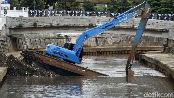 Antisipasi Banjir Kali Kwitang Dikeruk