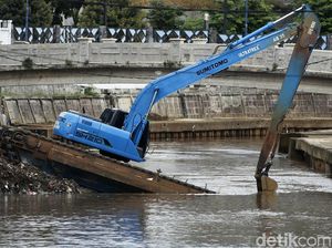 Antisipasi Banjir Kali Kwitang Dikeruk