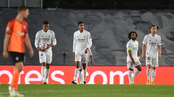 MADRID, SPAIN - OCTOBER 21: Marcelo, Raphael Varane, Luka Modric and Carlos Casimiro of Real Madrid look dejected after conceding a third goal during the UEFA Champions League Group B stage match between Real Madrid and Shakhtar Donetsk at Estadio Alfredo Di Stefano on October 21, 2020 in Madrid, Spain. The game will be played behind closed doors as a COVID-19 precaution. (Photo by Denis Doyle/Getty Images)