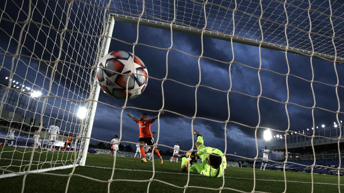 Real Madrid dikalahkan Shakhtar Donetsk 2-3 di laga pertama Liga Champions 2020/2021. (Foto: AP/Manu Fernandez)