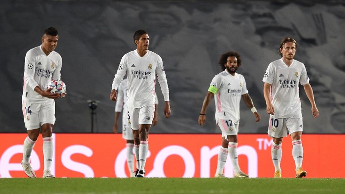 MADRID, SPAIN - OCTOBER 21: Marcelo, Raphael Varane, Luka Modric and Carlos Casimiro of Real Madrid look dejected after conceding a third goal during the UEFA Champions League Group B stage match between Real Madrid and Shakhtar Donetsk at Estadio Alfredo Di Stefano on October 21, 2020 in Madrid, Spain. The game will be played behind closed doors as a COVID-19 precaution. (Photo by Denis Doyle/Getty Images)