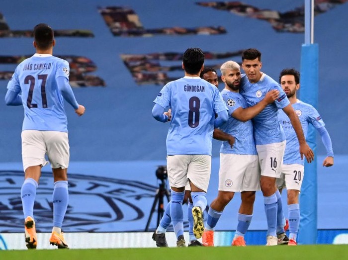 MANCHESTER, ENGLAND - OCTOBER 21: Sergio Aguero of Manchester City celebrates with teammates after scoring his sides first goal during the UEFA Champions League Group C stage match between Manchester City and FC Porto at Etihad Stadium on October 21, 2020 in Manchester, England. Sporting stadiums around the UK remain under strict restrictions due to the Coronavirus Pandemic as Government social distancing laws prohibit fans inside venues resulting in games being played behind closed doors. (Photo by Laurence Griffiths/Getty Images)