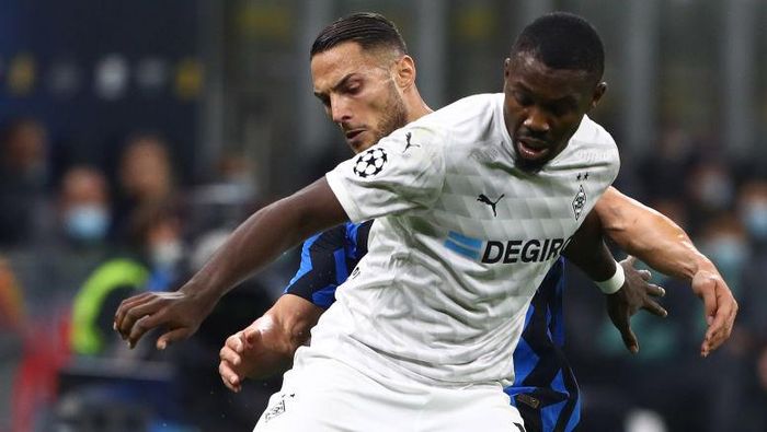 Marcus Thuram MILAN, ITALY - OCTOBER 21: Marcus Thuram of Borussia Monchengladbach competes for the ball with Danilo D Ambrosio (back) of FC Internazionale during the UEFA Champions League Group B stage match between FC Internazionale and Borussia Moenchengladbach at Stadio Giuseppe Meazza on October 21, 2020 in Milan, Italy. (Photo by Marco Luzzani/Getty Images)