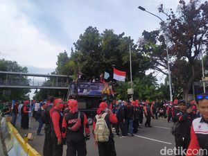 Usai Demo Omnibus Law, Massa Buruh LEM SPSI Tinggalkan Patung Kuda