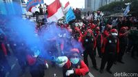 Massa Buruh Geruduk Patung Kuda