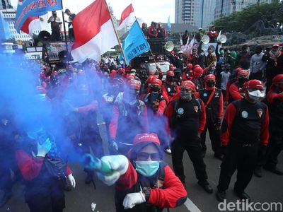 Massa Buruh Geruduk Patung Kuda