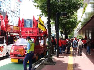 Massa Buruh Demo Tolak Omnibus Law Mulai Berkumpul di Jalan MH Thamrin